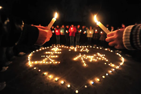 2010年4月15日 中国东部江苏省扬州市 当地居民手捧蜡烛 悼念在青海省7 1级地震中遇难的遇难者 — 图库照片