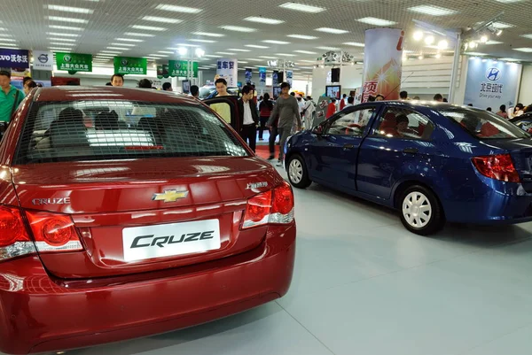 Chinese Visitors Look Chevrolet Cruze Left Other Chevrolet Cars Shanghai — Stock Photo, Image