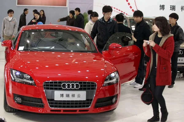 Bestand Bezoekers Kijken Naar Een Audi Tijdens Een Auto Show — Stockfoto