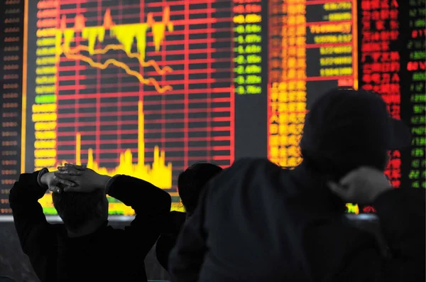 Les Investisseurs Chinois Regardent Les Indices Boursiers Tombant Dans Une — Photo