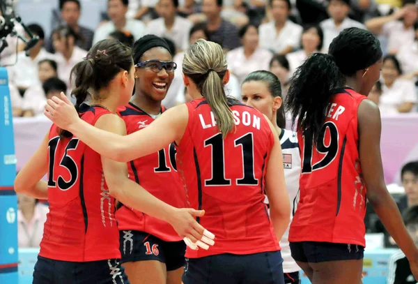 Los Jugadores Estadounidenses Celebran Después Derrotar Italia Partido Voleibol Etapa —  Fotos de Stock