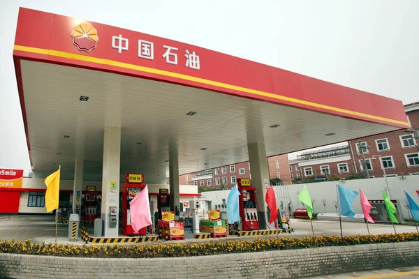 Widok Stacji Benzynowej Cnpc China National Petroleum Corporation Spółka Dominująca — Zdjęcie stockowe