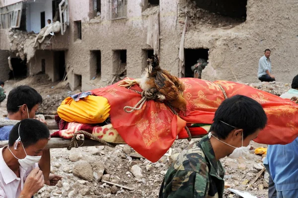 Chinese Rescuers Carry Dead Body Local Resident Killed Devastating Mudslides — Stock Photo, Image