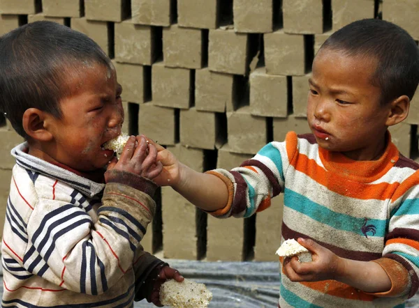 Китайские Дети Едят Рисовый Пирог Пока Родители Работают Кирпично Черепичном — стоковое фото