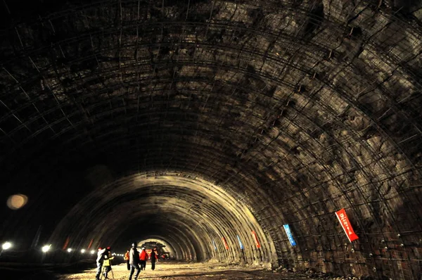 2010年4月28日 在中国东部山东省青岛市 建筑工人在胶州湾隧道内看到中国第二条海底隧道 也是最长的一条 — 图库照片