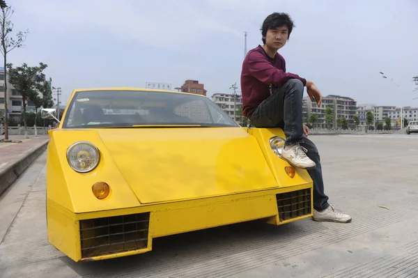Chen Jinmiao Sitzt Auf Seinem Abgeschlagenen Lamborghini Einer Straße Chenzhou — Stockfoto