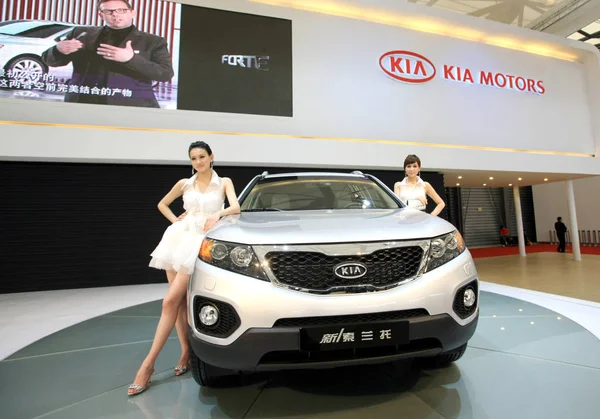Models Pose Next Kia Sorento 13Th Shanghai International Automobile Industry — Stock Photo, Image