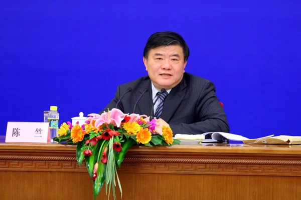 卫生部部长陈朱在2010年3月8日星期一于中国北京举行的第十一届全国人大第三次会议期间举行的新闻发布会上发表讲话 — 图库照片