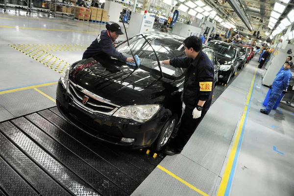 Trabalhadores Fábrica Chinesa Poeira Fora Roewe 350 Carros Linha Montagem — Fotografia de Stock