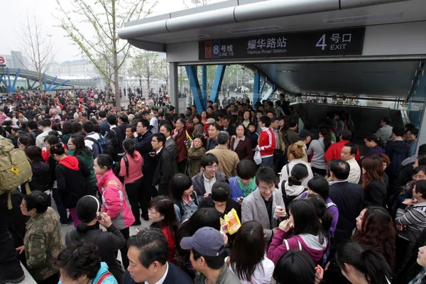 2010년 20일 상하이의 엑스포 현장으로 향하기 지하철역을 빠져나가는 방문객들의 — 스톡 사진