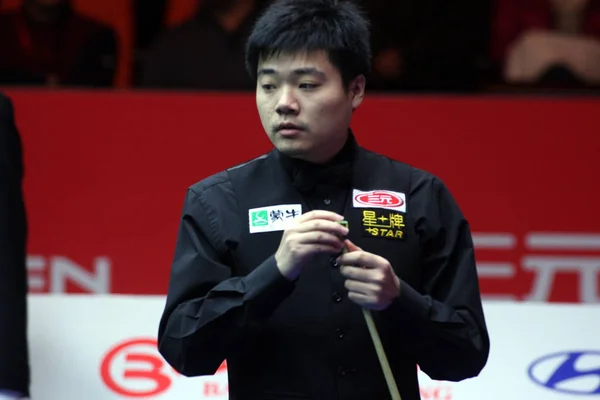 Ding Junhui China Considera Mientras Compite Contra Mark Selby Inglaterra — Foto de Stock