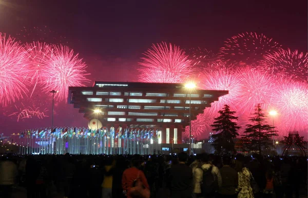 Fyrverkerier Explodera Över Kina Paviljongen Expo Plats Invigningen Världsutställningen Expo — Stockfoto