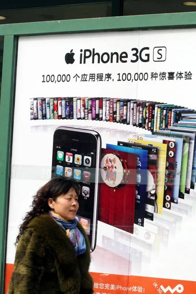 2010년 19일 산둥성 웨이팡시에서 여성이 아이폰 포스터를 지나걷고 — 스톡 사진