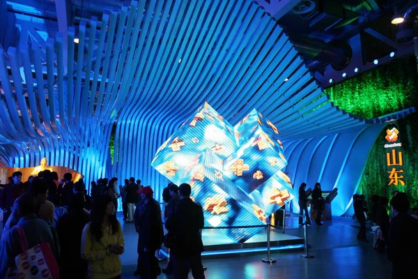 Visitantes Olham Para Instalações Exibidas Dentro Pavilhão Shandong Local Expo — Fotografia de Stock