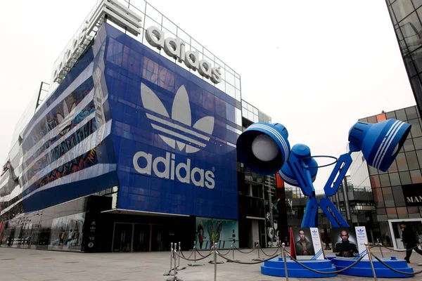 Pekin Sanlitun Bölgesinde Bir Adidas Mağaza Görünümü Çin Nisan 2010 — Stok fotoğraf