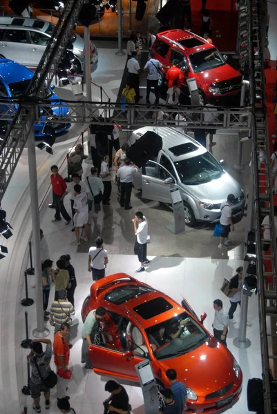 Κινεζική Καταναλωτές Αγοράζουν Αυτοκίνητα Κατά Διάρκεια Μια Επίδειξη Αυτοκινήτων Στο — Φωτογραφία Αρχείου