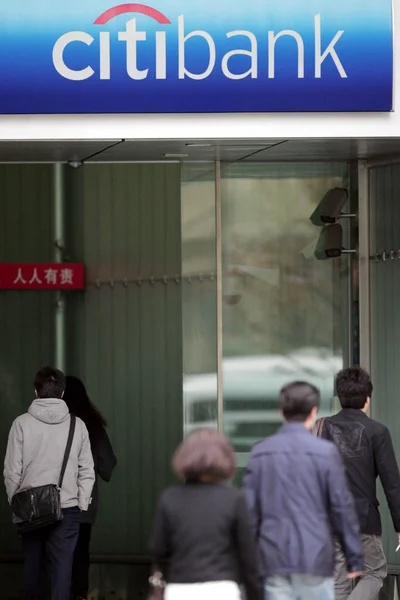 Residentes Chinos Locales Pasan Por Una Sucursal Citibank Shanghái China — Foto de Stock