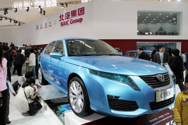 Επισκέπτες Δείχνουν Ένα Baic C71 Concept Στην 11Th Διεθνή Έκθεση — Φωτογραφία Αρχείου