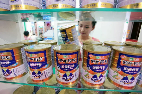 Μια Νεαρή Κινεζική Γυναίκα Καταστήματα Για Γάλα Σκόνη Μια Έκθεση — Φωτογραφία Αρχείου