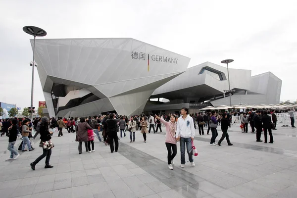 Odwiedzający Chodzą Obok Pawilonu Niemcy Witrynie Expo Szanghaju Chiny Kwietnia — Zdjęcie stockowe
