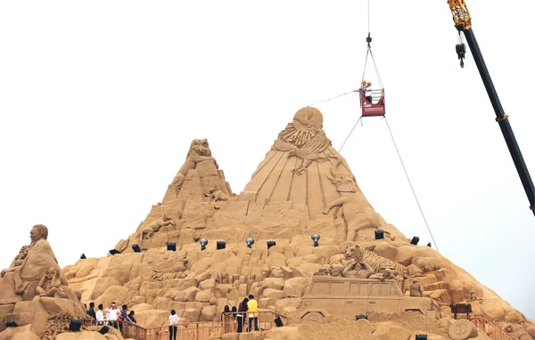 Посетители Смотрят Скульптуру Песка Изображающую Нигерийскую Сказку Колибри Становятся Королем — стоковое фото