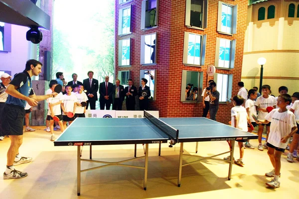 2010年9月21日 德国乒乓球运动员蒂莫 和中国学生在中国上海世博公园杜塞尔多夫馆举行的乒乓球集会上热身 — 图库照片