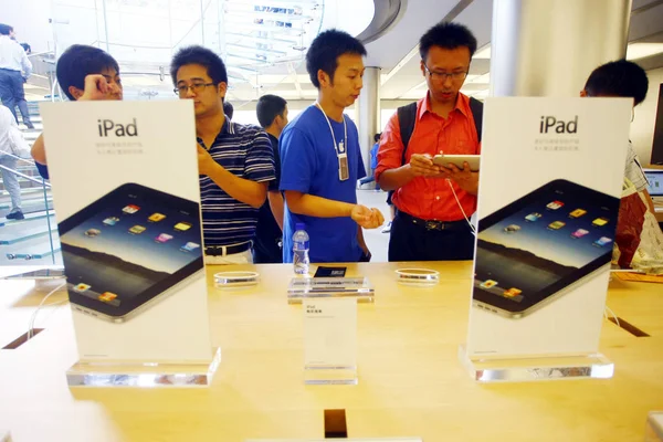 Próbálja Ipad Apple Store Pudong Shanghai Kína Lujiazui Pénzügyi Negyedében — Stock Fotó