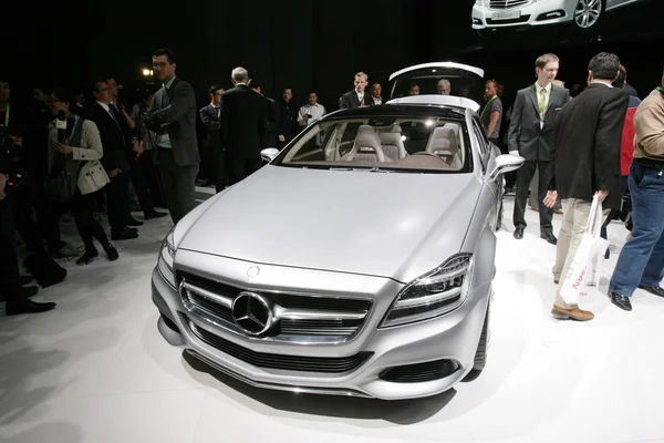 Besökare Tittar Mercedes Benz Skytte Break Concept Vid Den Beijing — Stockfoto
