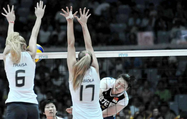 Thaisa Menezes Front Left Josefa Fabiola Souza Brazil Blocks Spike — Stok fotoğraf