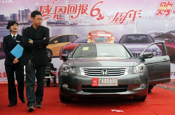 Kínai Látogatók Nézz Egy Honda Autó Alatt Egy Autószalon Shaoyang — Stock Fotó