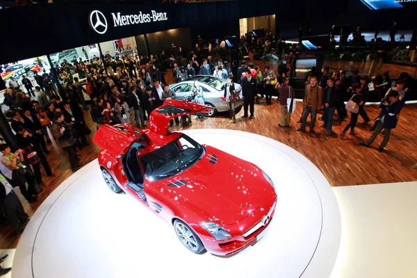 Visitatori Guardano Mercedes Benz Sls Amg Alla 11A Mostra Internazionale — Foto Stock