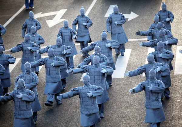 Chińscy Artyści Ubrany Jak Terakotowa Warriors Wykonać Podczas Parady Okazji — Zdjęcie stockowe