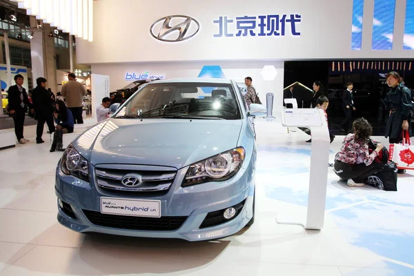 Hyundai Blue Drive Avante Hybrid Lpi Zobrazuje Pekingském Mezinárodním Automobilovém — Stock fotografie
