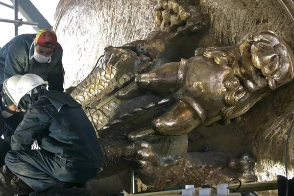 Chinese Workers Carve Dragon Shaped Sculpture Huge Temple Bell Plant — Stock Photo, Image