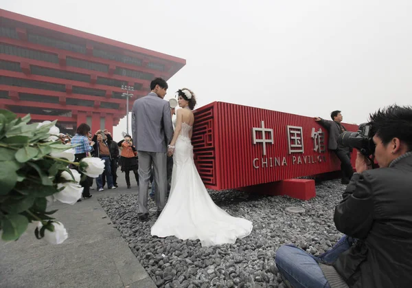 Casal Chinês Posar Durante Uma Sessão Casamento Frente Pavilhão China — Fotografia de Stock