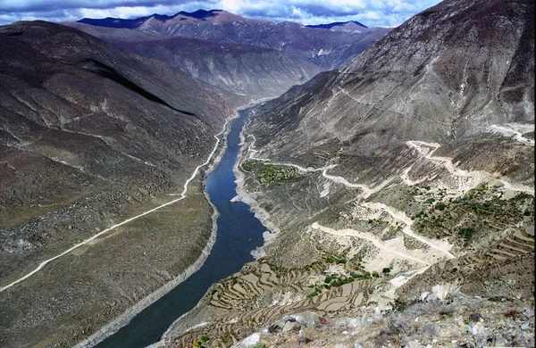 Tarihsiz Fotoğraf Yarlung Zangbo Nehri Üzerinde Jiacha Kanyongösterir Zangmu Hidroelektrik — Stok fotoğraf