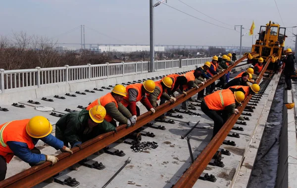 Des Travailleurs Chinois Pavent Des Voies Ferrées Sur Site Construction — Photo