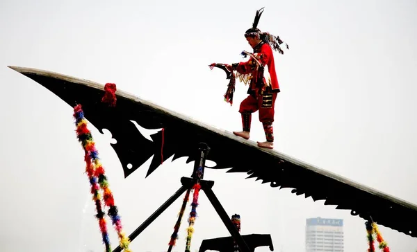 48歳のスタントマン Jingyuは 2010年5月2日 中国東部江蘇省南京市の公園で行われた公演中 巨大なナイフの上を裸足で歩く — ストック写真