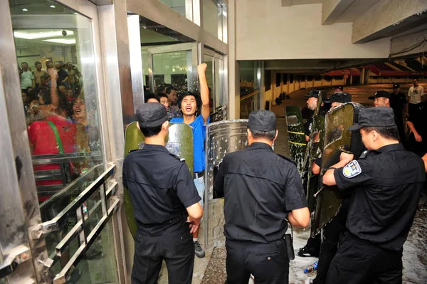 Policías Antidisturbios Chinos Están Detrás Sus Escudos Frente Los Aficionados — Foto de Stock