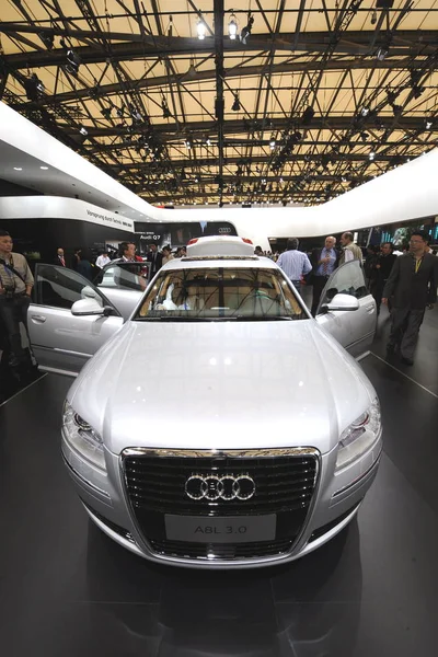 Les Visiteurs Chinois Regardent Une Audi A8L Lors Salon Automobile — Photo