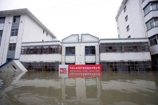 Picc の名板部分的 Zhouqu 郡甘南チベット族自治州 北東中国甘粛省 2010 日の土砂崩れ荒廃後 洪水に浸漬します — ストック写真