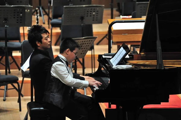 2010 上海のコンサートで彼の若いピアノ奏者で実行する中国ピアニスト — ストック写真
