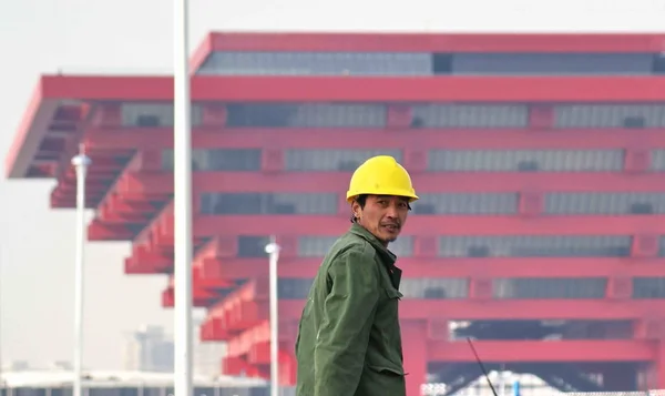 Trabajador Migrante Chino Visto Frente Pabellón China Sitio Expo Shanghai — Foto de Stock