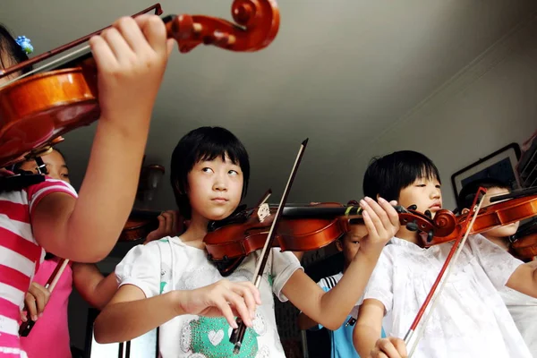 Bambini Cinesi Imparano Suonare Violino Nella Città Donggaocun Distretto Pinggu — Foto Stock