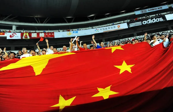 Китайський Футбольних Фанів Розвеселити Китайський Національний Прапор Товариського Футбольного Матчу — стокове фото