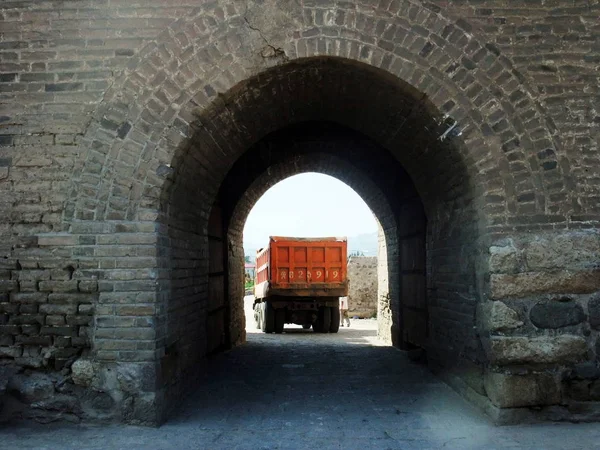 Een Grote Heavy Duty Truck Rijdt Door Een Poort Van — Stockfoto