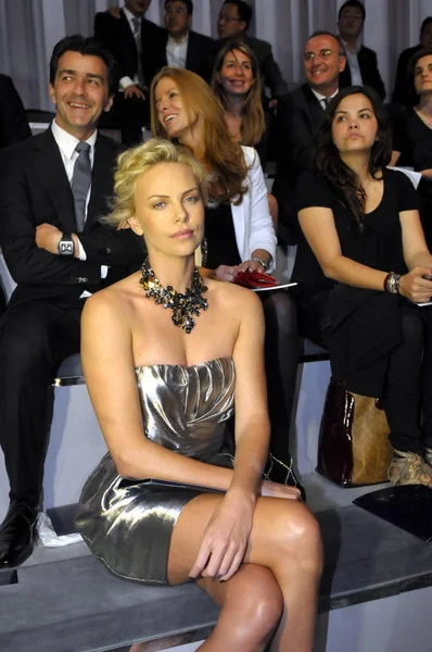 Aktris Afrika Selatan Charlize Theron Tampil Pada Peragaan Busana Dior — Stok Foto