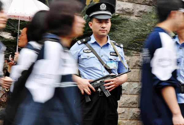 Studenti Cinesi Passano Davanti Poliziotti Cinesi Armati Dopo Scuola Fuori — Foto Stock