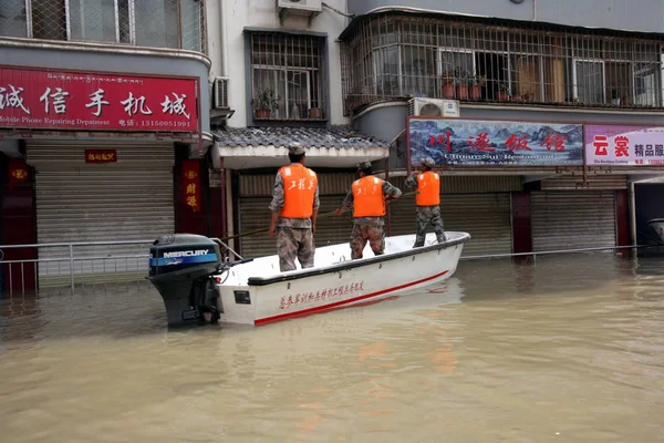 Chinesische Retter Einer Bootspatrouille Auf Dem Flutwasser Nach Den Verheerenden — Stockfoto