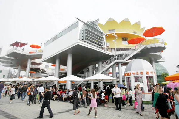 Посетители Проходят Мимо Голландского Павильона World Expo Park Шанхае Китай — стоковое фото